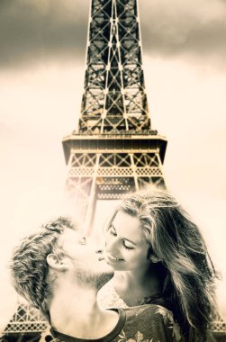 aşık Paris'te Eyfel Kulesi altında