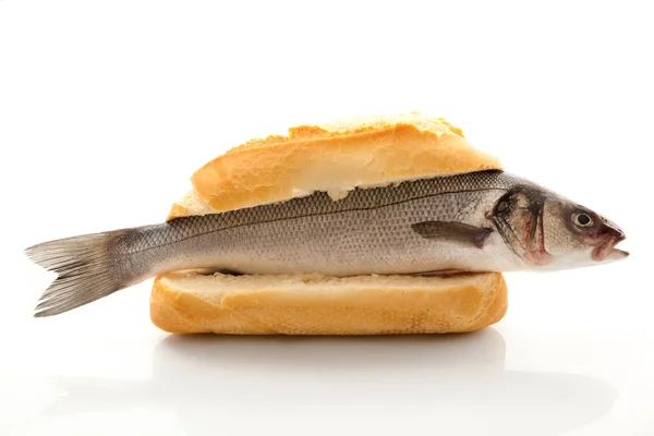Ізольований свіжий басовий бутерброд на білому фоні — стокове фото