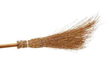 Beyaz arka planda eski adaçayı süpürge 