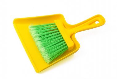 Beyaz arka plan üzerinde ev için kürek ve tuvalet fırçası