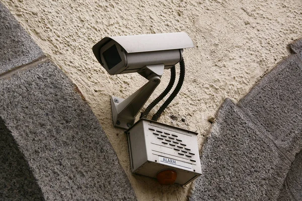 Controle camera op muur achtergrond — Stockfoto