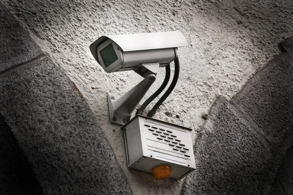 Controle camera op muur achtergrond — Stockfoto