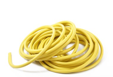 Beyaz arka planda su hortumu