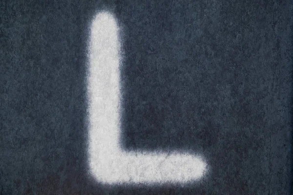 List na białym tle kreda L w tablica tło — Zdjęcie stockowe