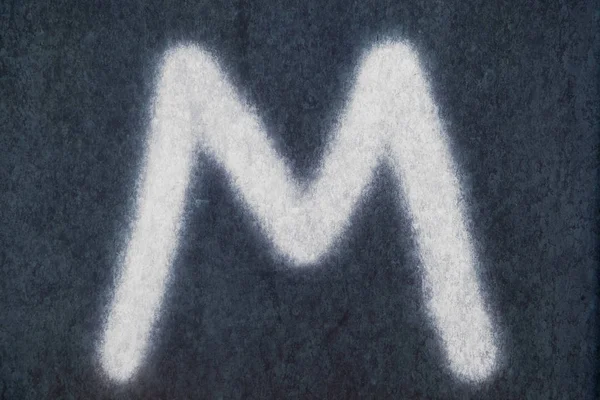 List na białym tle kreda M w tablica tło — Zdjęcie stockowe