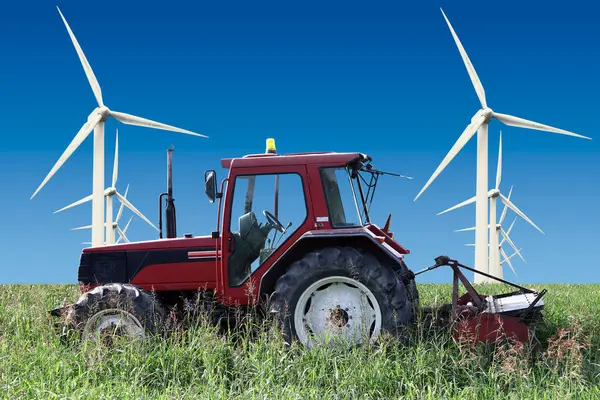 Trabajos de tractores en el sector agrícola con turbina eólica — Foto de Stock