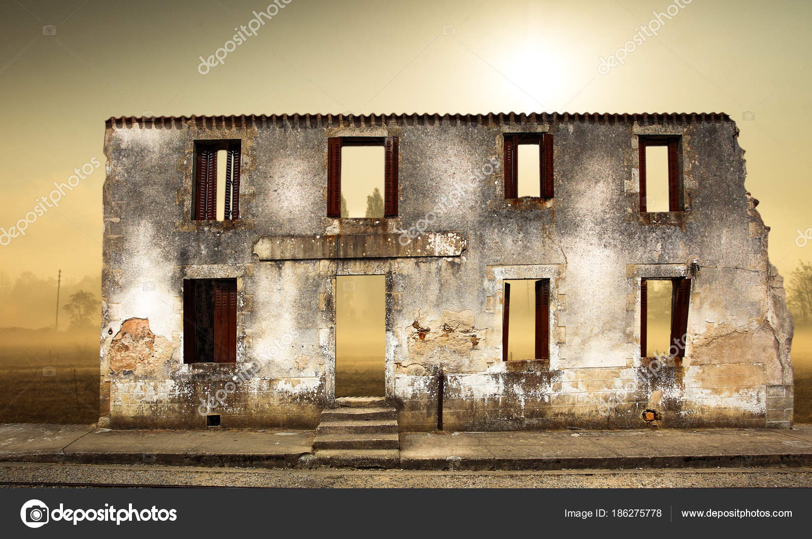 Ruinas de casas destruidas por el bombardeo fotografía de stock