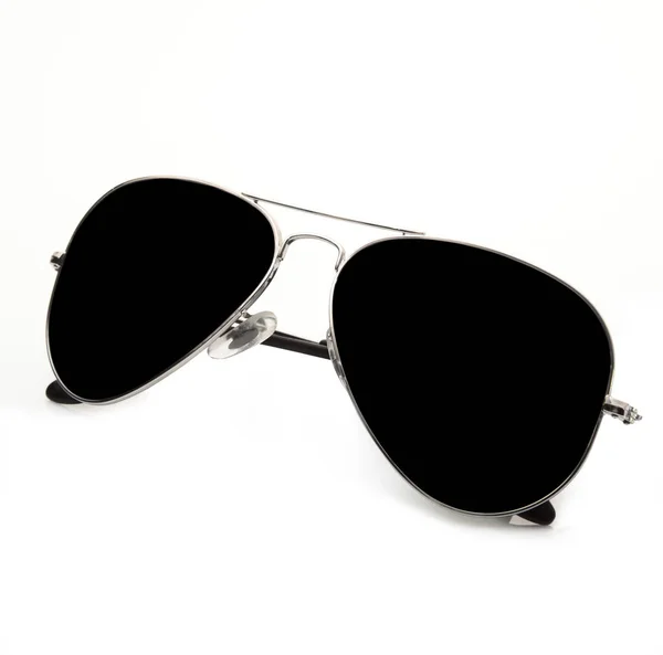 Темні сонцезахисні окуляри на білому фоні — стокове фото