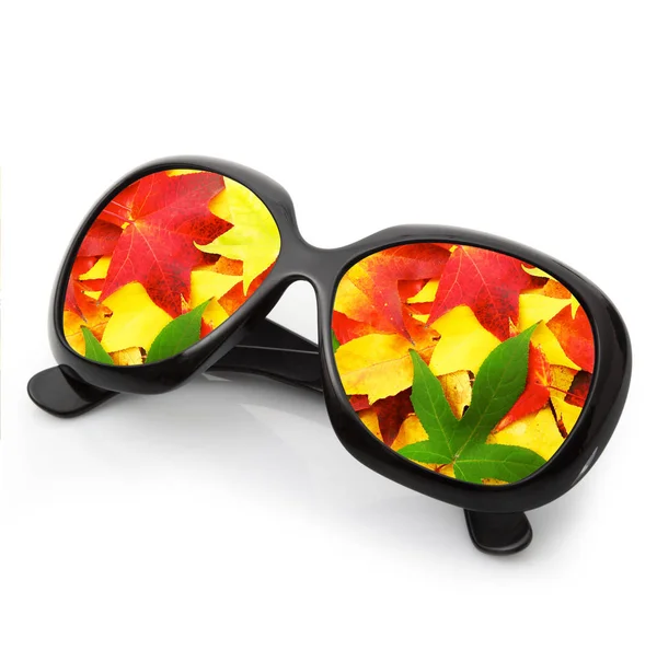 Óculos de sol de outono isolados em fundo branco — Fotografia de Stock