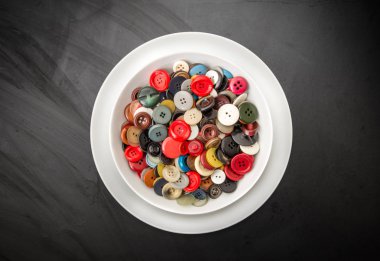 bir sürü tabak içinde koyu arka plan düğmeleri