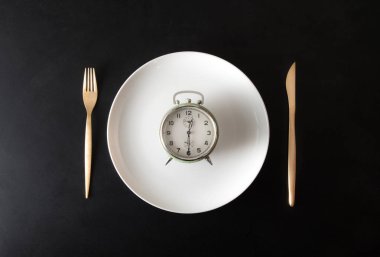 tabak koyu arka planda izole çalar saat