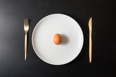 çanak koyu arka plan olarak izole yumurta