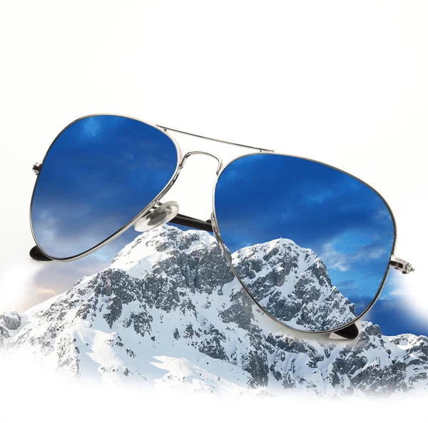 흰색 배경에서 고립 된 겨울 산 선글라스 — 스톡 사진