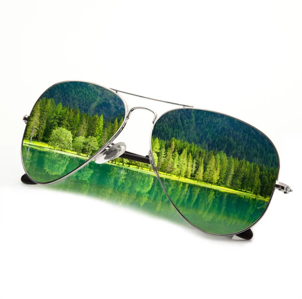 Ізольовані гірські сонцезахисні окуляри озера на білому тлі — стокове фото