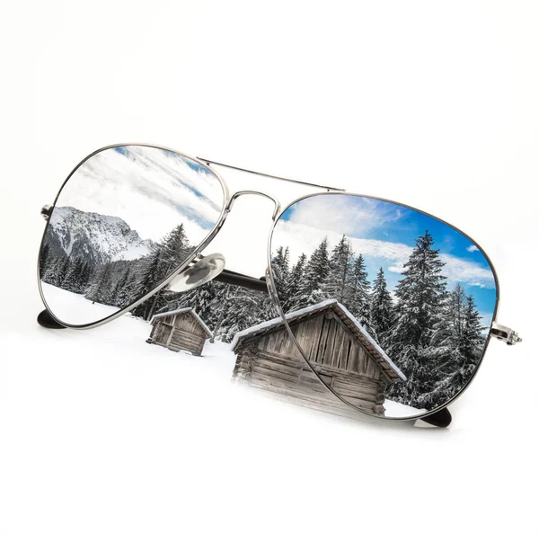 Изолированные зимние солнцезащитные очки горы на белом фоне — стоковое фото