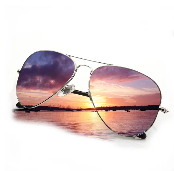 Ізольовані сонцезахисні окуляри на білому фоні — стокове фото