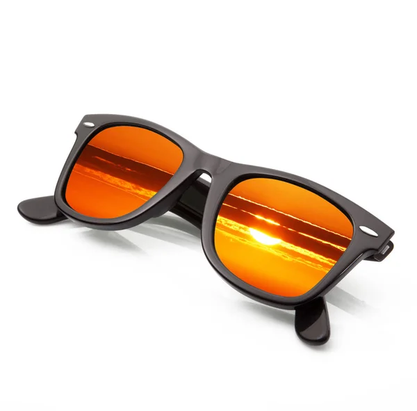 Ізольовані сонцезахисні окуляри на білому фоні — стокове фото