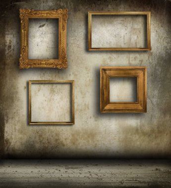 duvarda asılı eski çerçeveler