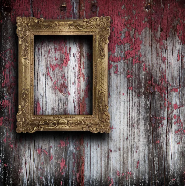 Старая рама висит на деревянной стене — стоковое фото