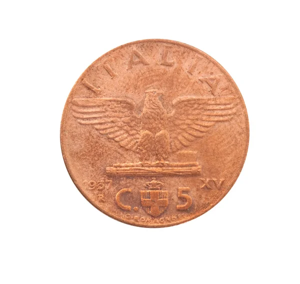 Винтажные металлические монеты на белом фоне — стоковое фото