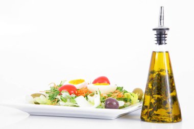 taze salata tabak beyaz arka plan içinde