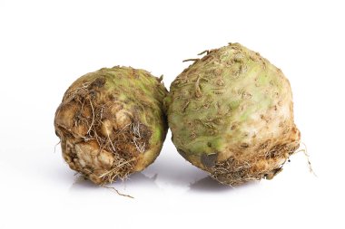 Beyaz arka plan taze kereviz şalgam