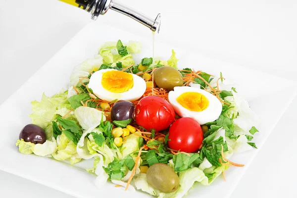 Frisches Salatgericht vor weißem Hintergrund — Stockfoto