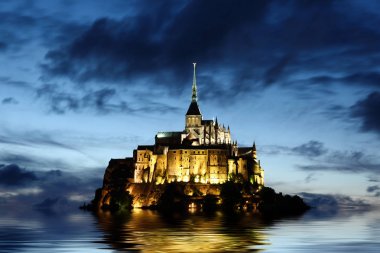 Mont Saint Michel manastırına geceleri