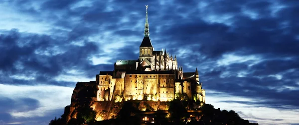 Opatství Mont Saint Michel v noci — Stock fotografie