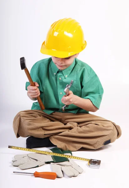玩工具的年轻男孩工作 — 图库照片