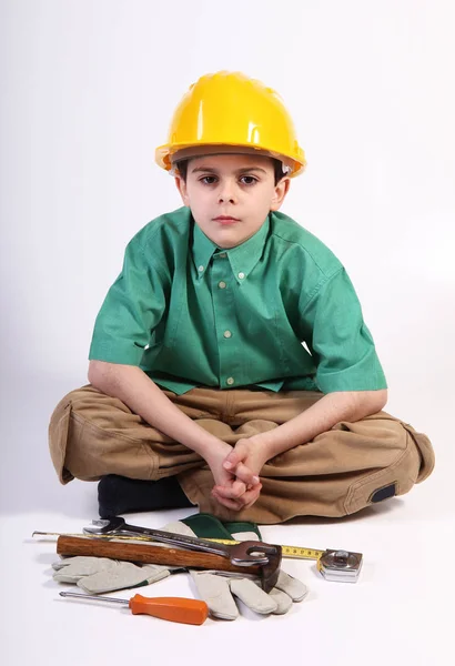 Jongen speelt met hulpmiddelen voor werk — Stockfoto