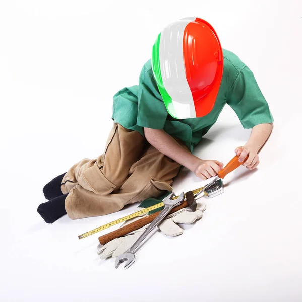 年轻的意大利男孩玩工具的工作 — 图库照片