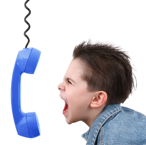 Мальчик в гневе с синим телефоном — стоковое фото