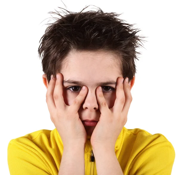 Niño con mirada asustada en fondo blanco — Foto de Stock