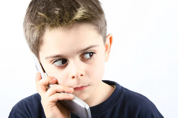 Φοβάται λίγο αγόρι, μιλώντας στο τηλέφωνο σε λευκό φόντο — Φωτογραφία Αρχείου