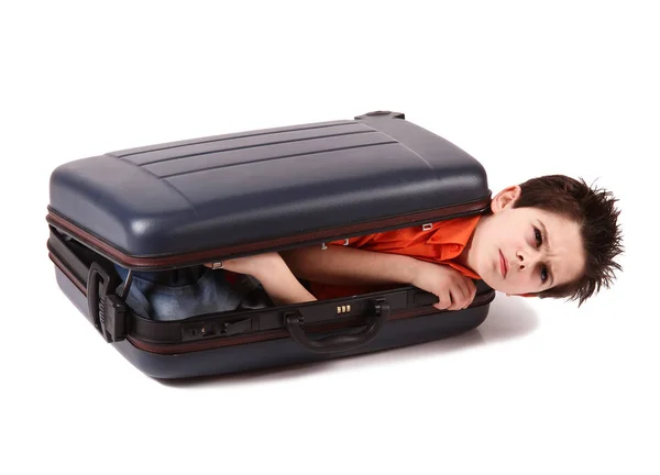 Bir bavulun içinde kilitli çocuk — Stok fotoğraf