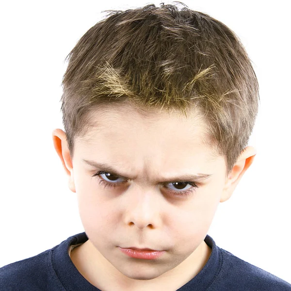 Сердитый мальчик на белом фоне — стоковое фото