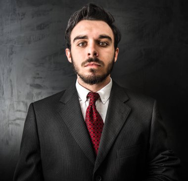 genç işadamı koyu arka plan