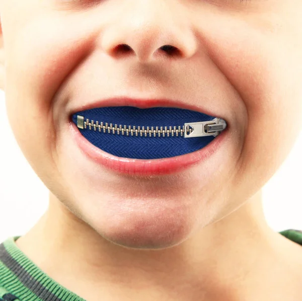 Μικρό αγόρι με φερμουάρ στο στόμα — Φωτογραφία Αρχείου