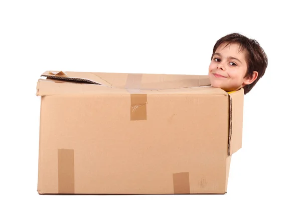 Niño y caja de cartón sobre fondo blanco — Foto de Stock