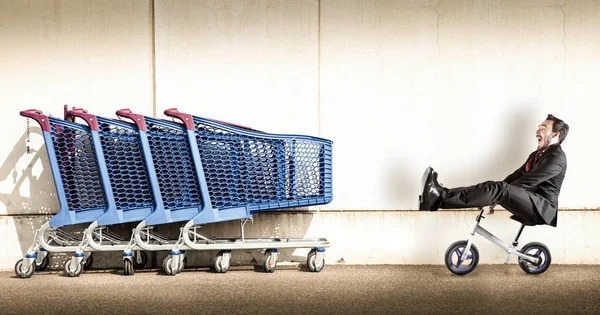 Manager con piccola bicicletta in situazione pericolosa — Foto Stock