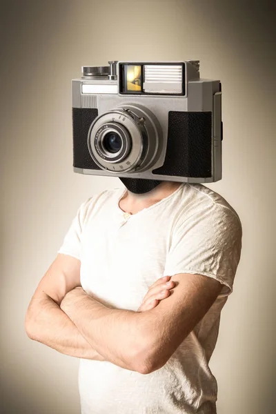 Hombre con una cabeza de cámara — Foto de Stock