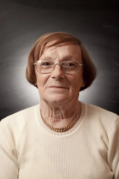 Retrato de anciana en fondo oscuro — Foto de Stock