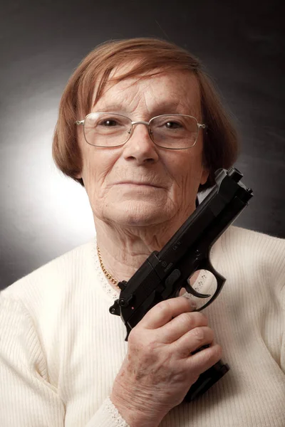 Стара жінка з пістолетом — стокове фото