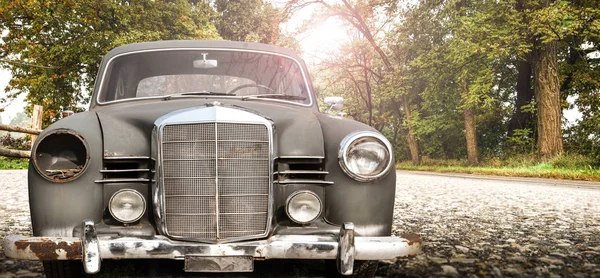 Old car in a country road — Stock Photo, Image