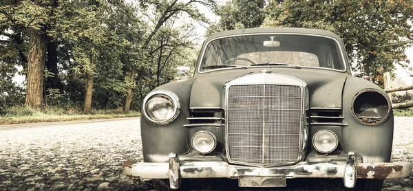 Carro velho em uma estrada rural — Fotografia de Stock