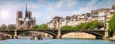 Paris şehri Seine üzerinden