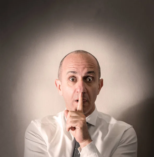 Podnikatel ukládá mlčení arogantní způsobem — Stock fotografie