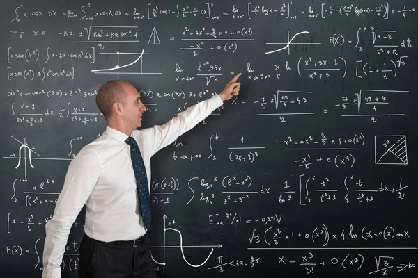 Καθηγητής Μαθηματικών στο μαυροπίνακα — Φωτογραφία Αρχείου