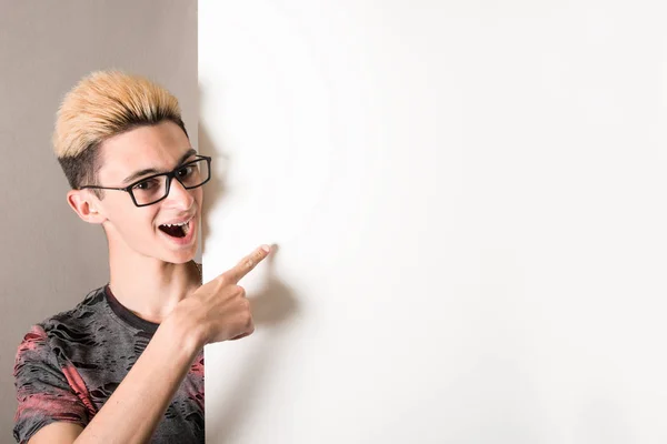 Niño señalando a un panel blanco —  Fotos de Stock